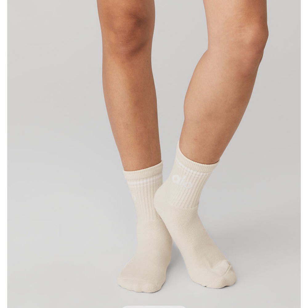 ALO Yoga Men's Casual Cream Socks - Picture 3 of 3